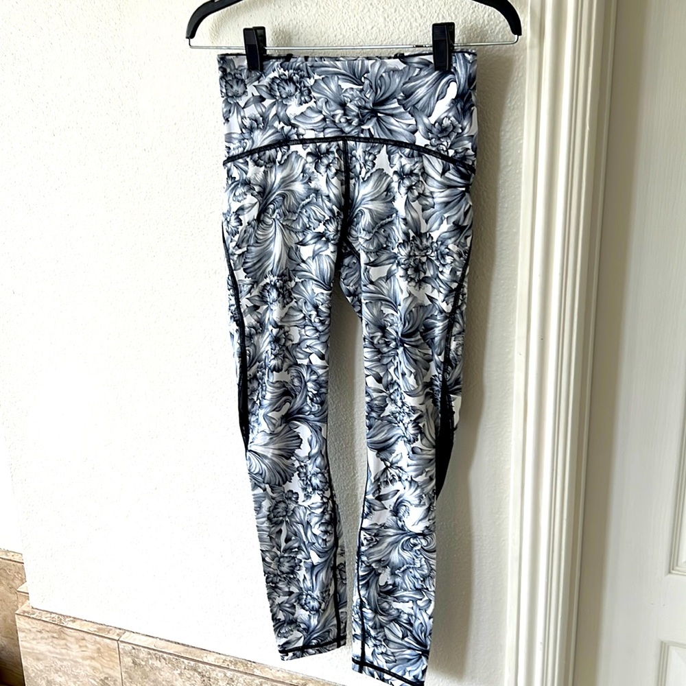 Lululemon black/white flower print capri leggings